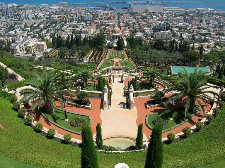 טרסות הגנים הבהאיים בחיפה במבט אל העיר, הנמל ומפרץ חיפה
